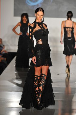 Los angeles - 16 Ekim: model yürür pist de tüm aboard - söylenmemiş iç çamaşırı moda gösterisi için los angeles moda haftası 16 Ekim 2012 ilkbahar yaz 2013 los ageles, ca