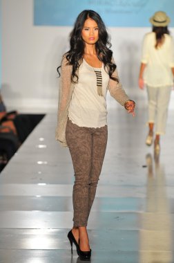 Los angeles - 16 Ekim: model yürür pist de tüm aboard - söylenmemiş iç çamaşırı moda gösterisi için los angeles moda haftası 16 Ekim 2012 ilkbahar yaz 2013 los ageles, ca