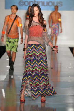 Los angeles - 16 Ekim: model yürür pist de tüm aboard sürekli hat defile için los angeles moda haftası 16 Ekim 2012 ilkbahar yaz 2013 los ageles, ca