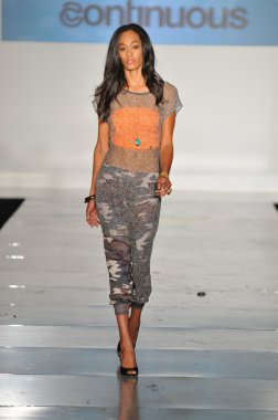 Los angeles - 16 Ekim: model yürür pist de tüm aboard sürekli hat defile için los angeles moda haftası 16 Ekim 2012 ilkbahar yaz 2013 los ageles, ca