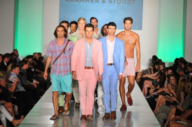 Los angeles - 16 Ekim: model yürür pist de tüm aboard kramer & stoudt defile için los angeles moda haftası 16 Ekim 2012 ilkbahar yaz 2013 los ageles, ca