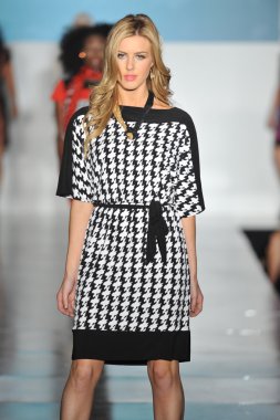 Los Angeles - 16 Ekim: Model yürür pist Fuarı'nda tüm gemide moda bahar yaz 2013 16 Ekim 2012 yılında Los Ageles, Ca üzerinde Los Angeles moda haftasında