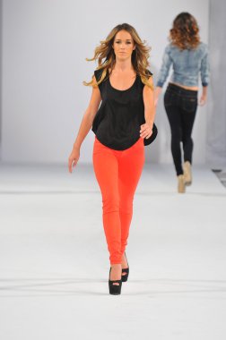 Los angeles - 18 Ekim: model yürür pist jhaus defile için ss 2013 vibiana adlı stil moda haftası 18 Ekim 2012 los ageles, ca