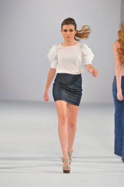 Los angeles - 18 Ekim: model yürür pist jhaus defile için ss 2013 vibiana adlı stil moda haftası 18 Ekim 2012 los ageles, ca