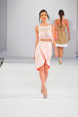 Los angeles - 18 Ekim: model yürür pist ss 2013 vibiana adlı stil moda haftası 18 Ekim 2012 tarihinde kait blu moda şovunda los ageles, ca