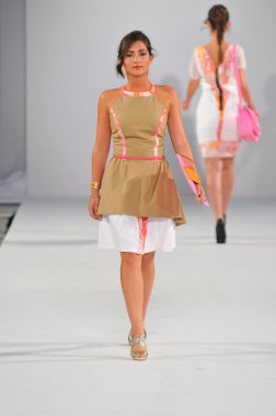 Los angeles - 18 Ekim: model yürür pist ss 2013 vibiana adlı stil moda haftası 18 Ekim 2012 tarihinde kait blu moda şovunda los ageles, ca