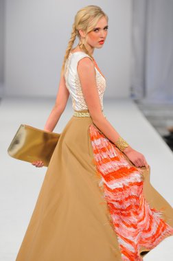 Los angeles - 18 Ekim: model yürür pist ss 2013 vibiana adlı stil moda haftası 18 Ekim 2012 tarihinde kait blu moda şovunda los ageles, ca