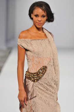 Los angeles - 18 Ekim: model yürür pist ss 2013 vibiana adlı stil moda haftası 18 Ekim 2012 tarihinde patina bushyhead moda şovunda los ageles, ca