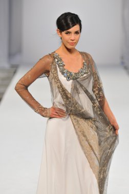 Los angeles - 18 Ekim: model yürür pist ss 2013 vibiana adlı stil moda haftası 18 Ekim 2012 tarihinde patina bushyhead moda şovunda los ageles, ca