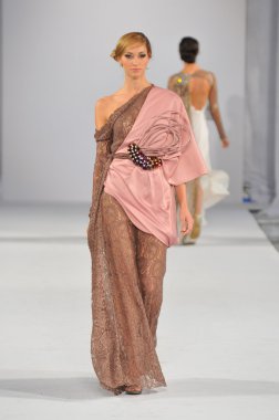 Los angeles - 18 Ekim: model yürür pist ss 2013 vibiana adlı stil moda haftası 18 Ekim 2012 tarihinde patina bushyhead moda şovunda los ageles, ca