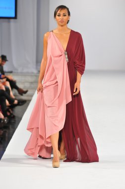 Los angeles - 18 Ekim: model yürür pist ss 2013 vibiana adlı stil moda haftası 18 Ekim 2012 tarihinde patina bushyhead moda şovunda los ageles, ca