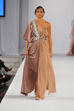 Los angeles - 18 Ekim: model yürür pist ss 2013 vibiana adlı stil moda haftası 18 Ekim 2012 tarihinde patina bushyhead moda şovunda los ageles, ca