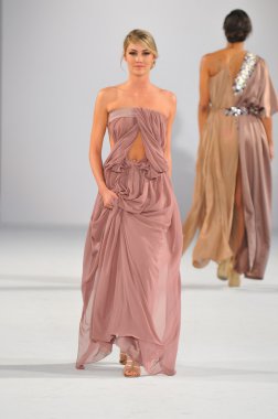 Los angeles - 18 Ekim: model yürür pist ss 2013 vibiana adlı stil moda haftası 18 Ekim 2012 tarihinde patina bushyhead moda şovunda los ageles, ca