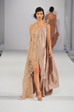 Los angeles - 18 Ekim: model yürür pist ss 2013 vibiana adlı stil moda haftası 18 Ekim 2012 tarihinde patina bushyhead moda şovunda los ageles, ca