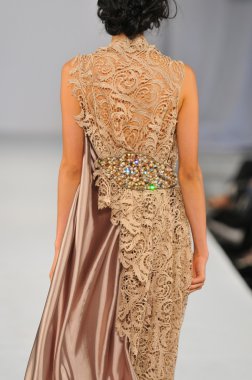 Los angeles - 18 Ekim: model yürür pist ss 2013 vibiana adlı stil moda haftası 18 Ekim 2012 tarihinde patina bushyhead moda şovunda los ageles, ca