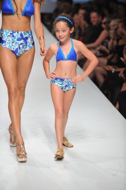 Los angeles - 19 Ekim: model yürür pist ss 2013 günbatımı gower Studios 19 Ekim 2012 tarihinde los angeles moda hafta sonu boyunca amelia mayo moda şovunda los ageles, ca