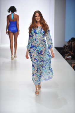 Los angeles - 19 Ekim: model yürür pist ss 2013 günbatımı gower Studios 19 Ekim 2012 tarihinde los angeles moda hafta sonu boyunca amelia mayo moda şovunda los ageles, ca