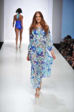 Los angeles - 19 Ekim: model yürür pist ss 2013 günbatımı gower Studios 19 Ekim 2012 tarihinde los angeles moda hafta sonu boyunca amelia mayo moda şovunda los ageles, ca