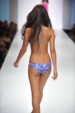 Los angeles - 19 Ekim: model yürür pist ss 2013 günbatımı gower Studios 19 Ekim 2012 tarihinde los angeles moda hafta sonu boyunca amelia mayo moda şovunda los ageles, ca