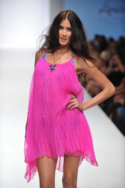 Los angeles - 19 Ekim: model yürür pist ss 2013 günbatımı gower Studios 19 Ekim 2012 tarihinde los angeles moda hafta sonu boyunca amelia mayo moda şovunda los ageles, ca