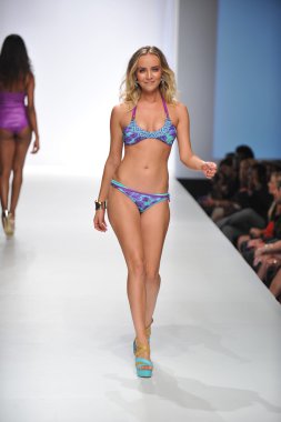 Los angeles - 19 Ekim: model yürür pist ss 2013 günbatımı gower Studios 19 Ekim 2012 tarihinde los angeles moda hafta sonu boyunca amelia mayo moda şovunda los ageles, ca