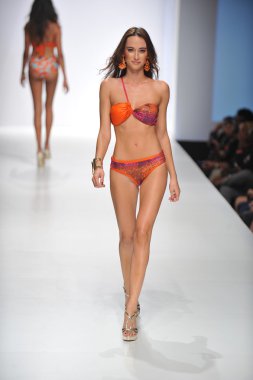 Los angeles - 19 Ekim: model yürür pist ss 2013 günbatımı gower Studios 19 Ekim 2012 tarihinde los angeles moda hafta sonu boyunca amelia mayo moda şovunda los ageles, ca