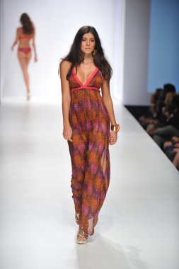 Los angeles - 19 Ekim: model yürür pist ss 2013 günbatımı gower Studios 19 Ekim 2012 tarihinde los angeles moda hafta sonu boyunca amelia mayo moda şovunda los ageles, ca