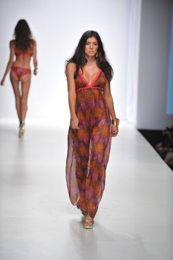 Los angeles - 19 Ekim: model yürür pist ss 2013 günbatımı gower Studios 19 Ekim 2012 tarihinde los angeles moda hafta sonu boyunca amelia mayo moda şovunda los ageles, ca