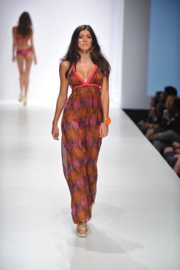 Los angeles - 19 Ekim: model yürür pist ss 2013 günbatımı gower Studios 19 Ekim 2012 tarihinde los angeles moda hafta sonu boyunca amelia mayo moda şovunda los ageles, ca