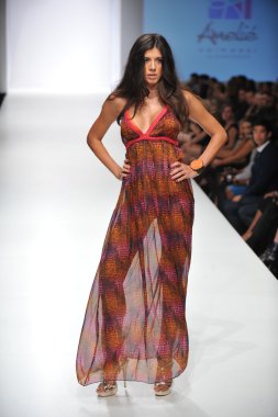 Los angeles - 19 Ekim: model yürür pist ss 2013 günbatımı gower Studios 19 Ekim 2012 tarihinde los angeles moda hafta sonu boyunca amelia mayo moda şovunda los ageles, ca