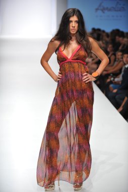 Los angeles - 19 Ekim: model yürür pist ss 2013 günbatımı gower Studios 19 Ekim 2012 tarihinde los angeles moda hafta sonu boyunca amelia mayo moda şovunda los ageles, ca