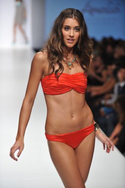 Los angeles - 19 Ekim: model yürür pist ss 2013 günbatımı gower Studios 19 Ekim 2012 tarihinde los angeles moda hafta sonu boyunca amelia mayo moda şovunda los ageles, ca