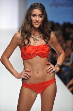 Los angeles - 19 Ekim: model yürür pist ss 2013 günbatımı gower Studios 19 Ekim 2012 tarihinde los angeles moda hafta sonu boyunca amelia mayo moda şovunda los ageles, ca