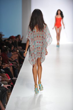 Los angeles - 19 Ekim: model yürür pist ss 2013 günbatımı gower Studios 19 Ekim 2012 tarihinde los angeles moda hafta sonu boyunca amelia mayo moda şovunda los ageles, ca