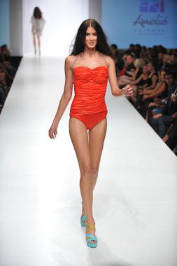 Los angeles - 19 Ekim: model yürür pist ss 2013 günbatımı gower Studios 19 Ekim 2012 tarihinde los angeles moda hafta sonu boyunca amelia mayo moda şovunda los ageles, ca