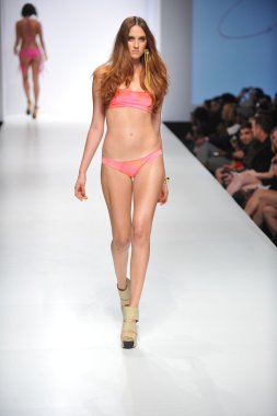 Los angeles - 19 Ekim: model yürür pist ss 2013 günbatımı gower Studios 19 Ekim 2012 tarihinde los angeles moda hafta sonu boyunca kültür mayo moda şovunda los ageles, ca