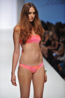 Los angeles - 19 Ekim: model yürür pist ss 2013 günbatımı gower Studios 19 Ekim 2012 tarihinde los angeles moda hafta sonu boyunca kültür mayo moda şovunda los ageles, ca