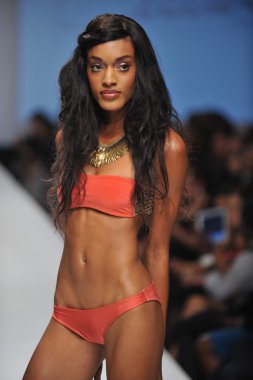 Los angeles - 19 Ekim: model yürür pist ss 2013 günbatımı gower Studios 19 Ekim 2012 tarihinde los angeles moda hafta sonu boyunca kültür mayo moda şovunda los ageles, ca