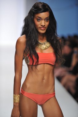 Los angeles - 19 Ekim: model yürür pist ss 2013 günbatımı gower Studios 19 Ekim 2012 tarihinde los angeles moda hafta sonu boyunca kültür mayo moda şovunda los ageles, ca