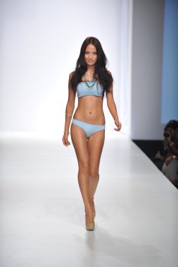 Los angeles - 19 Ekim: model yürür pist ss 2013 günbatımı gower Studios 19 Ekim 2012 tarihinde los angeles moda hafta sonu boyunca kültür mayo moda şovunda los ageles, ca