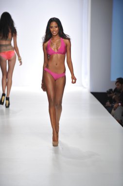 Los angeles - 19 Ekim: model yürür pist ss 2013 günbatımı gower Studios 19 Ekim 2012 tarihinde los angeles moda hafta sonu boyunca kültür mayo moda şovunda los ageles, ca