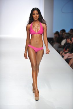 Los angeles - 19 Ekim: model yürür pist ss 2013 günbatımı gower Studios 19 Ekim 2012 tarihinde los angeles moda hafta sonu boyunca kültür mayo moda şovunda los ageles, ca