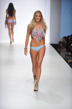 Los angeles - 19 Ekim: model yürür pist ss 2013 günbatımı gower Studios 19 Ekim 2012 tarihinde los angeles moda hafta sonu boyunca kültür mayo moda şovunda los ageles, ca