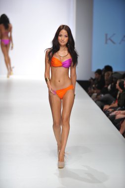 Los angeles - 19 Ekim: model yürür pist ss 2013 günbatımı gower Studios 19 Ekim 2012 tarihinde los angeles moda hafta sonu boyunca kate yüzmek moda gösterisi los ageles, ca