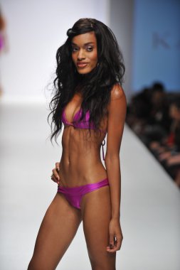 Los angeles - 19 Ekim: model yürür pist ss 2013 günbatımı gower Studios 19 Ekim 2012 tarihinde los angeles moda hafta sonu boyunca kate yüzmek moda gösterisi los ageles, ca