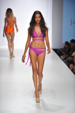 Los angeles - 19 Ekim: model yürür pist ss 2013 günbatımı gower Studios 19 Ekim 2012 tarihinde los angeles moda hafta sonu boyunca kate yüzmek moda gösterisi los ageles, ca