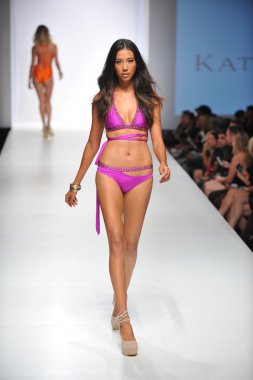 Los angeles - 19 Ekim: model yürür pist ss 2013 günbatımı gower Studios 19 Ekim 2012 tarihinde los angeles moda hafta sonu boyunca kate yüzmek moda gösterisi los ageles, ca