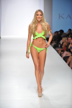 Los angeles - 19 Ekim: model yürür pist ss 2013 günbatımı gower Studios 19 Ekim 2012 tarihinde los angeles moda hafta sonu boyunca kate yüzmek moda gösterisi los ageles, ca