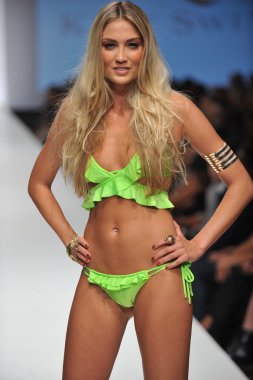 Los angeles - 19 Ekim: model yürür pist ss 2013 günbatımı gower Studios 19 Ekim 2012 tarihinde los angeles moda hafta sonu boyunca kate yüzmek moda gösterisi los ageles, ca