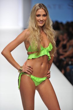 Los angeles - 19 Ekim: model yürür pist ss 2013 günbatımı gower Studios 19 Ekim 2012 tarihinde los angeles moda hafta sonu boyunca kate yüzmek moda gösterisi los ageles, ca